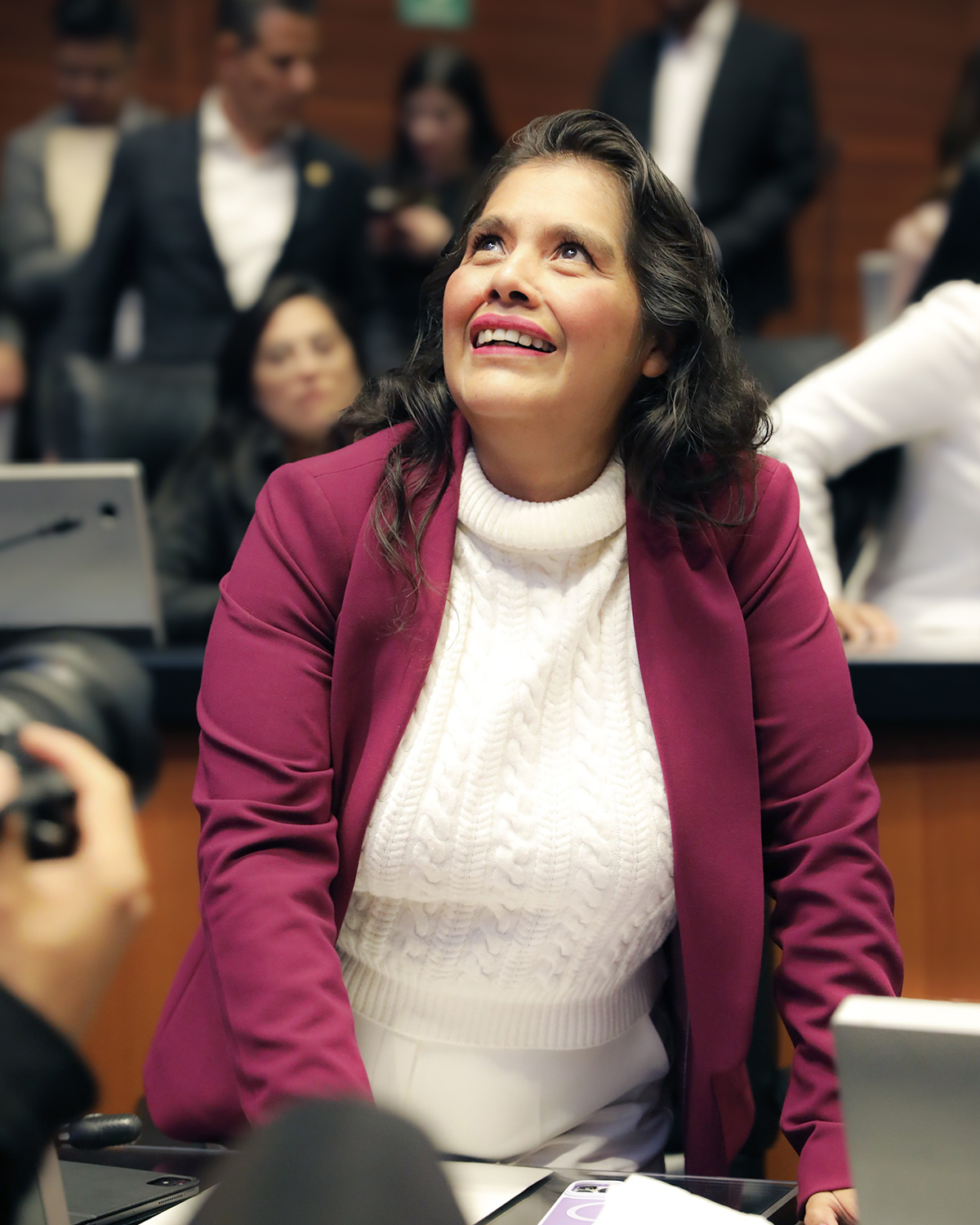 Laura Estrada en sesión, saco guinda