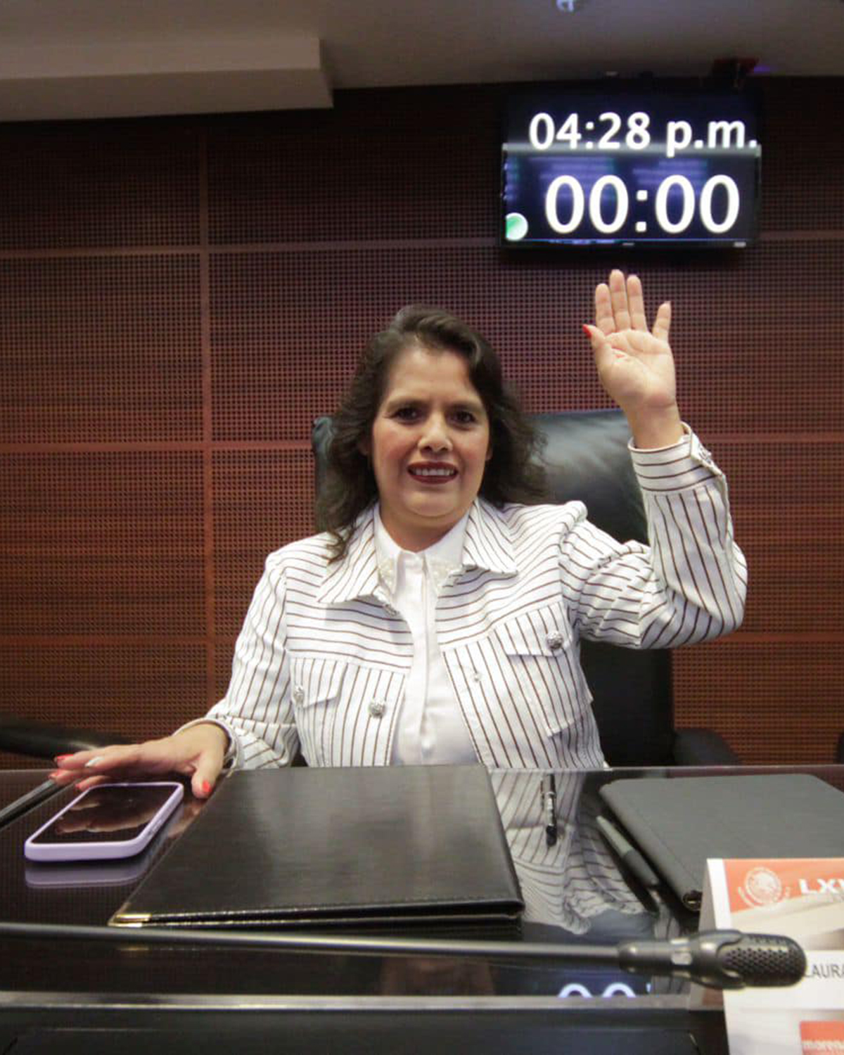 Laura Estrada votando en el Senado