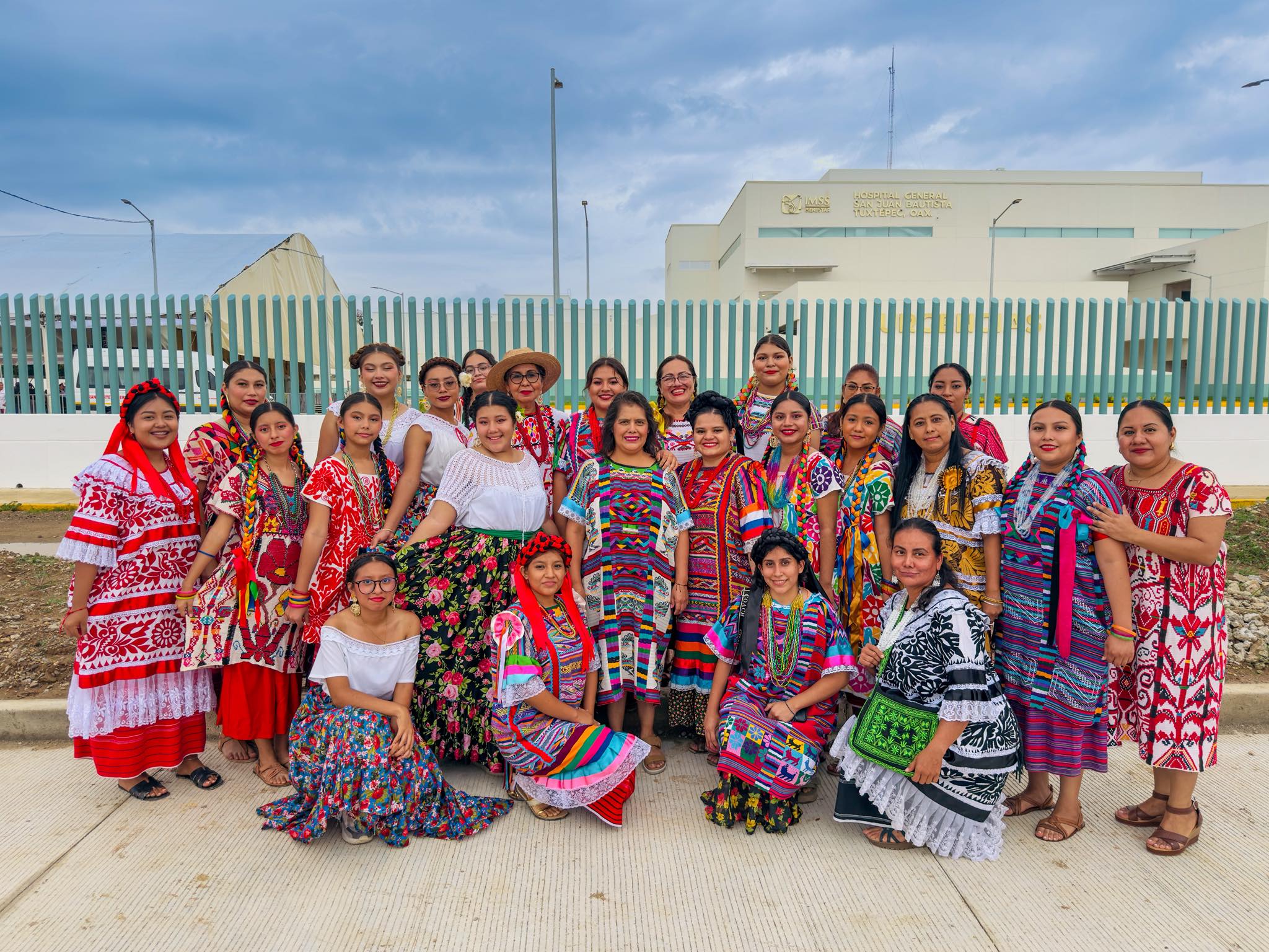 Laura Estrada con mujeres oaxaqueñas