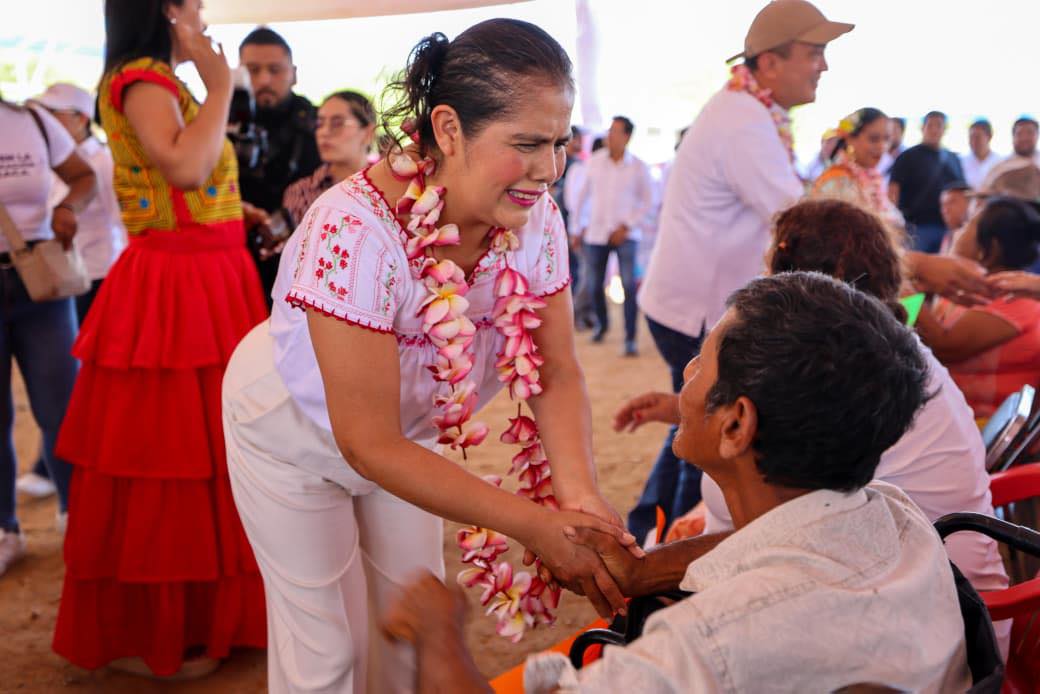 Laura Estrada atendiendo a la ciudadanía en territorio